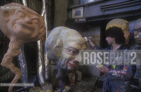 VIAREGGIO CARNIVAL, about 1987. Construction of a Carnival float in the Arnaldo Gallis Workshop / CARNEVALE DI VIAREGGIO, 1987 circa. Costruzione di un carro allegorico nel laboratorio di Arnaldo Galli - ©Marcello Mencarini/Rosebud2