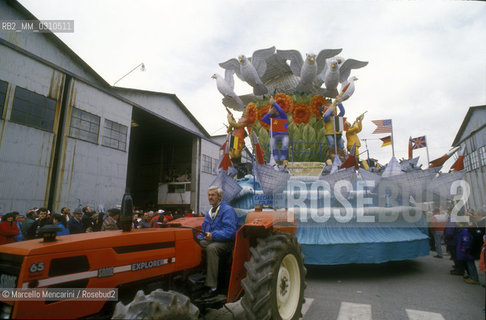 VIAREGGIO CARNIVAL, about 1987. Carnival float Dove Hunting by Silvano Avanzini / CARNEVALE DI VIAREGGIO, 1987 circa. Carro allegorico Caccia alla colomba di Silvano Avanzini - ©Marcello Mencarini/Rosebud2