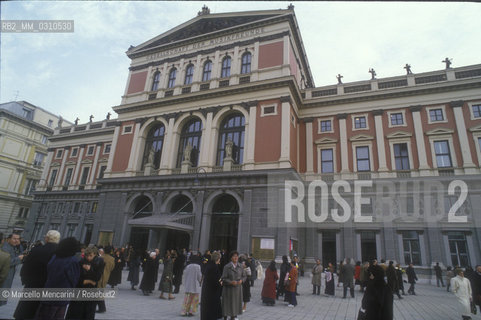 Vienna Musikverein, New Years Eve Concert 1988 conducted by Claudio Abbado, Audience outside the theater / Musikverein di Vienna. Concerto di Capodanno 1988 diretto da Claudio Abbado. Pubblico allesterno del teatro - ©Marcello Mencarini/Rosebud2
