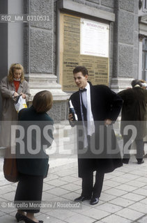 Vienna Musikverein, New Years Eve Concert 1988 conducted by Claudio Abbado, Audience outside the theater / Musikverein di Vienna. Concerto di Capodanno 1988 diretto da Claudio Abbado. Pubblico allesterno del teatro - ©Marcello Mencarini/Rosebud2