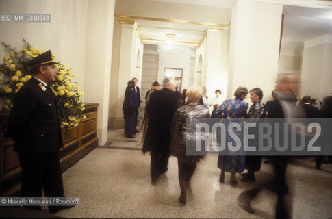 Vienna Musikverein, New Years Eve Concert 1988 conducted by Claudio Abbado, Audience in the theater foyer / Musikverein di Vienna. Concerto di Capodanno 1988 diretto da Claudio Abbado. Pubblico nel foyer del teatro - ©Marcello Mencarini/Rosebud2