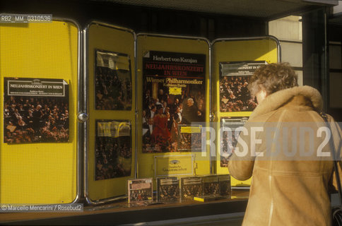 Vienna, 1988. Music store in front of the Musikverein / Vienna, 1988. Negozio di dischi davanti al Musikverein - ©Marcello Mencarini/Rosebud2
