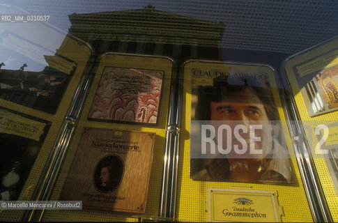 Vienna, 1988. Music store in front of the Musikverein / Vienna, 1988. Negozio di dischi davanti al Musikverein - ©Marcello Mencarini/Rosebud2