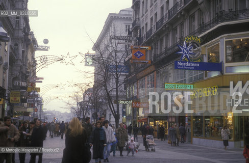 Kärtner Strasse, the central shopping street in Vienna (1988) / Kartnerstrasse, la via principale dello shopping nel centro di Vienna (1988) - ©Marcello Mencarini/Rosebud2