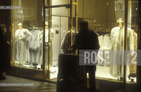 Furs shop in Kärtner Strasse, the central shopping street in Vienna (1988) / Negozio di pellicce in Kartnerstrasse, la via principale dello shopping nel centro di Vienna (1988) - ©Marcello Mencarini/Rosebud2