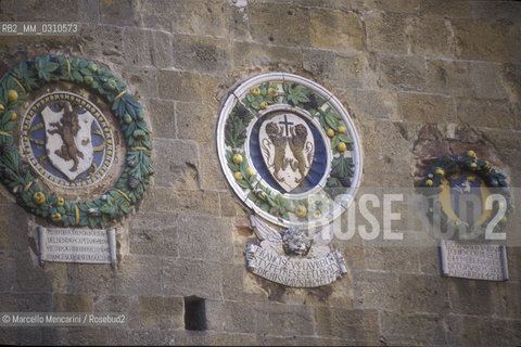 VOLTERRA, Italy. Coats of arms on a wall of Palazzo dei Priori / VOLTERRA (Pisa). Stemmi araldici su un muro del Palazzo dei Priori - ©Marcello Mencarini/Rosebud2