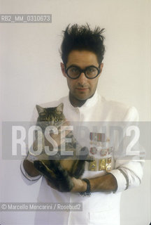 Italian journalist Roberto Dagostino and his cat (about 1985) / Il giornalista Roberto Dagostino con il suo gatto (1985 circa) - ©Marcello Mencarini/Rosebud2