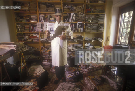 Rome, about 1986. Italian journalist Roberto Dagostino in his house showing his book Come vivere, e bene, senza i comunisti (How to Live, and Well, Without the Communists) / Roma, 1986 circa. Il giornalista Roberto Dagostino nella sua casa mentre mostra il suo libro Come vivere, e bene, senza i comunisti - ©Marcello Mencarini/Rosebud2