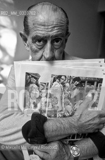 Lucca, 1984. Argentinian cartoonist Alberto Breccia holding one of his comics / Lucca, 1984. Il disegnatore Alberto Breccia con in mano uno dei suoi fumetti - ©Marcello Mencarini/Rosebud2