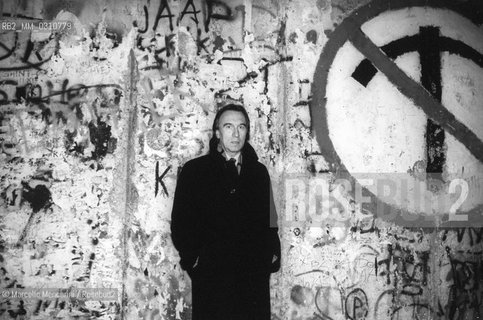 Music conductor Claudio Abbado in front of the Berlin Wall. November 1989 / Il direttore dorchestra Claudio Abbado davanti al Muro di Berlino. Novembre 1989 ©Marcello Mencarini/Rosebud2