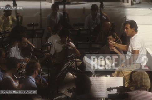 Music conductor Claudio Abbado during a rehearsal. Pesaro 1983 / Il direttore dorchestra Claudio Abbado durante una prova. Pesaro 1983 - ©Marcello Mencarini/Rosebud2