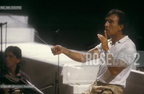 Music conductor Claudio Abbado during a rehearsal. Pesaro 1983 / Il direttore dorchestra Claudio Abbado durante una prova. Pesaro 1983 - ©Marcello Mencarini/Rosebud2