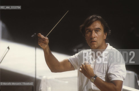 Music conductor Claudio Abbado during a rehearsal. Pesaro 1983 / Il direttore dorchestra Claudio Abbado durante una prova. Pesaro 1983 - ©Marcello Mencarini/Rosebud2