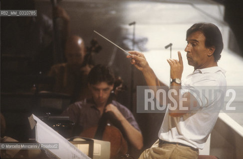 Music conductor Claudio Abbado during a rehearsal. Pesaro 1983 / Il direttore dorchestra Claudio Abbado durante una prova. Pesaro 1983 - ©Marcello Mencarini/Rosebud2