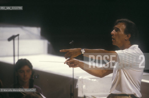 Music conductor Claudio Abbado during a rehearsal. Pesaro 1983 / Il direttore dorchestra Claudio Abbado durante una prova. Pesaro 1983 - ©Marcello Mencarini/Rosebud2