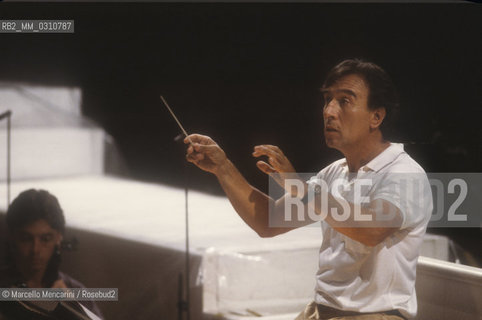 Music conductor Claudio Abbado during a rehearsal. Pesaro 1983 / Il direttore dorchestra Claudio Abbado durante una prova. Pesaro 1983 - ©Marcello Mencarini/Rosebud2