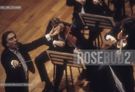 Claudio Abbado conducting the Chamber Orchestra of Europe at Lingotto in Turin, 1995 / Claudio Abbado mentre dirige la Chamber Orchestra of Europe al Lingotto di Torino, 1995 - ©Marcello Mencarini/Rosebud2