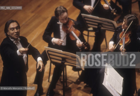 Claudio Abbado conducting the Chamber Orchestra of Europe at Lingotto in Turin, 1995 / Claudio Abbado mentre dirige la Chamber Orchestra of Europe al Lingotto di Torino, 1995 - ©Marcello Mencarini/Rosebud2