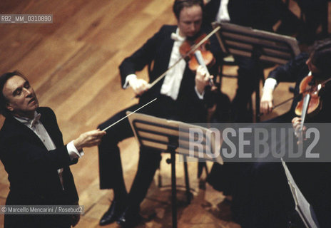 Claudio Abbado conducting the Chamber Orchestra of Europe at Lingotto in Turin, 1995 / Claudio Abbado mentre dirige la Chamber Orchestra of Europe al Lingotto di Torino, 1995 - ©Marcello Mencarini/Rosebud2
