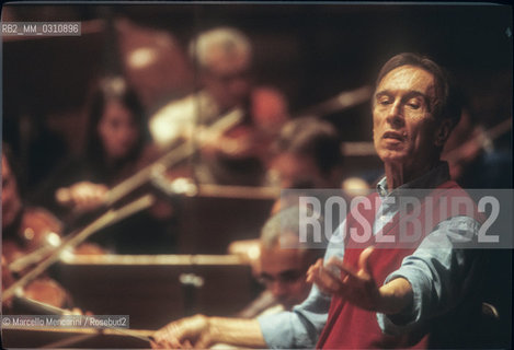 Claudio Abbado during a rehearsal with the Berlin Philharmonic Orchestra at Auditorium Pio XII in Rome, 2001 / Claudio Abbado durante una prova con i Berliner Philharmoniker allAuditorium Pio XII di Roma, 2001 - ©Marcello Mencarini/Rosebud2