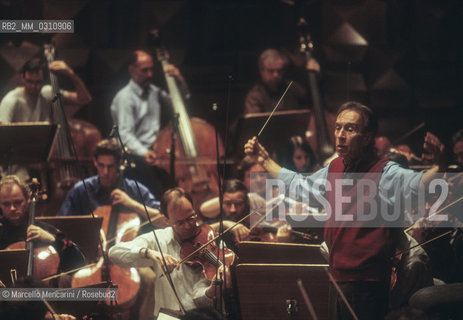 Claudio Abbado during a rehearsal with the Berlin Philharmonic Orchestra at Auditorium Pio XII in Rome, 2001 / Claudio Abbado durante una prova con i Berliner Philharmoniker allAuditorium Pio XII di Roma, 2001 - ©Marcello Mencarini/Rosebud2