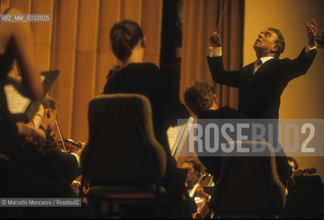Music conductor Claudio Abbado conducting the Gustav Mahler Jugendorchester at the Amedeo Roldan Theater in Havana, Cuba,  July 1999 / Il direttore dorchestra Claudio Abbado mentre dirige la Gustav Mahler Jugendorchester nel Teatro Amedeo Roldan a LHavana, Cuba, Luglio 1999 - ©Marcello Mencarini/Rosebud2