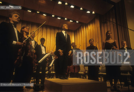Music conductor Claudio Abbado on stage with the Gustav Mahler Jugendorchester at the Amedeo Roldan Theater in Havana, Cuba,  July 1999 / Il direttore dorchestra Claudio Abbado e la Gustav Mahler Jugendorchester nel Teatro Amedeo Roldan a LHavana, Cuba, Luglio 1999 - ©Marcello Mencarini/Rosebud2