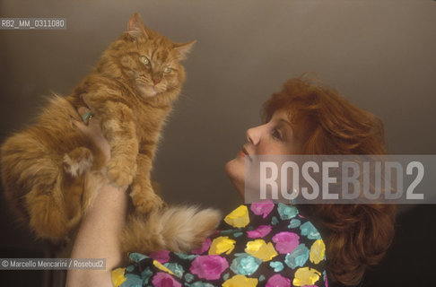 Mezzo-soprano and musicologist Patricia Adkins Chiti with her cat (1991) / Il mezzosoprano e musicologa Patricia Adkins Chiti con il suo gatto (1991) - ©Marcello Mencarini/Rosebud2