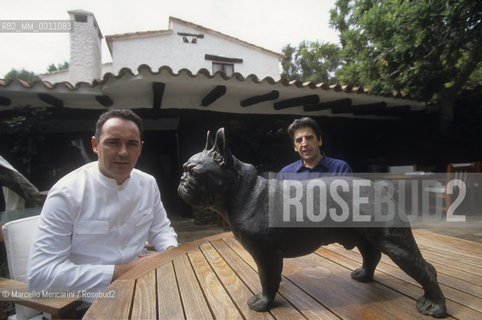 Spanish chef Ferran Adrià and his associate July Soler in their restaurant El Bulli at Cala Montjoi in Roses, Girona. On the table there is the statue of a bulldog that is the symbol of this restaurant (September 1999) / Lo chef spagnolo Ferran Adrià e il suo socio Juli Soler nel loro ristorante El Bulli nella baia di Cala Montjoi a Roses, Girona. Sul tavolo, la statua di un bulldog simbolo del ristorante (Settembre 1999) - ©Marcello Mencarini/Rosebud2