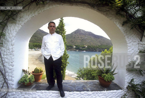 Spanish chef Ferran Adrià in his restaurant El Bulli at Cala Montjoi in Roses, Girona (September 1999) / Lo chef spagnolo Ferran Adrià nel suo ristorante El Bulli nella baia di Cala Montjoi a Roses, Girona (Settembre 1999) - ©Marcello Mencarini/Rosebud2