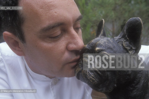 Spanish chef Ferran Adrià kissing the statue of a bulldog, a symbol of his restaurant El Bulli at Cala Montjoi in Roses, Girona (September 1999) / Lo chef spagnolo Ferran Adrià bacia la statua di un bulldog, simbolo del suo ristorante El Bulli nella baia di Cala Montjoi a Roses, Girona (Settembre 1999) - ©Marcello Mencarini/Rosebud2
