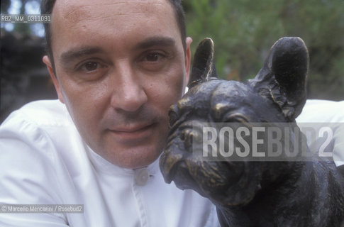 Spanish chef Ferran Adrià next to the statue of a bulldog, a symbol of his restaurant El Bulli at Cala Montjoi in Roses, Girona (September 1999) / Lo chef spagnolo Ferran Adrià accanto alla statua di un bulldog, simbolo del suo ristorante El Bulli nella baia di Cala Montjoi a Roses, Girona (Settembre 1999) - ©Marcello Mencarini/Rosebud2