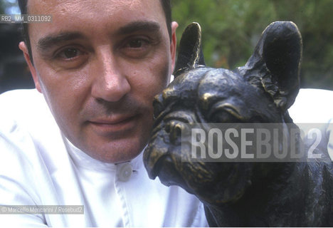 Spanish chef Ferran Adrià next to the statue of a bulldog, a symbol of his restaurant El Bulli at Cala Montjoi in Roses, Girona (September 1999) / Lo chef spagnolo Ferran Adrià accanto alla statua di un bulldog, simbolo del suo ristorante El Bulli nella baia di Cala Montjoi a Roses, Girona (Settembre 1999) - ©Marcello Mencarini/Rosebud2