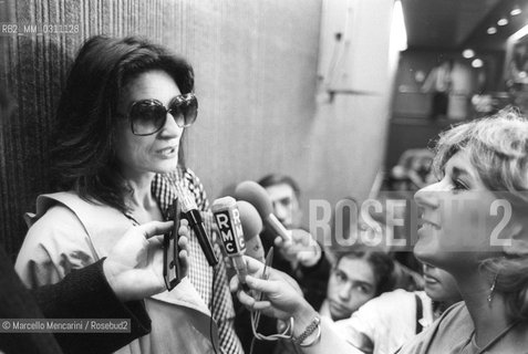 Cannes Film Festival 1984. French actress Anouk Aimée surrounded by journalists / Festival del Cinema di cannes, 1984. Lattrice Ainouk Aimée circondata dai giornalisti - ©Marcello Mencarini/Rosebud2