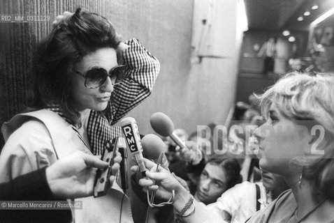 Cannes Film Festival 1984. French actress Anouk Aimée surrounded by journalists / Festival del Cinema di cannes, 1984. Lattrice Ainouk Aimée circondata dai giornalisti - ©Marcello Mencarini/Rosebud2