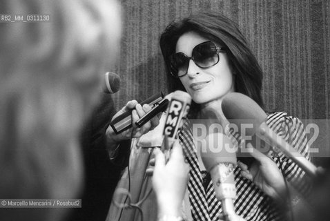Cannes Film Festival 1984. French actress Anouk Aimée surrounded by journalists / Festival del Cinema di cannes, 1984. Lattrice Ainouk Aimée circondata dai giornalisti - ©Marcello Mencarini/Rosebud2