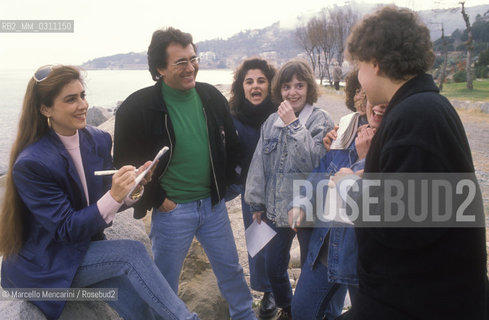 Sanremo Music Festival 1989. Italian pop singers Al Bano and Romina Power, at the Festival with the song Cara terra mia, signing autographs / Festival di Sanremo 1989. I cantanti Al Bano e Romina Power, al Festival con la canzone terza classificata Cara Terra mia, mentre firmano autografi - ©Marcello Mencarini/Rosebud2
