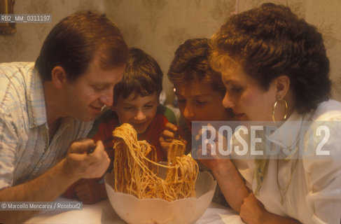 Stuttgart, 1990. Baby soccer Player Fabio Alderucci, bought by Italian soccer team Juventus, eating spaghetti with his family / Stoccarda, 1990. Il baby calciatore Fabio Alderucci, comprato dalla Juventus, mentre mangia spaghetti con la sua famiglia - ©Marcello Mencarini/Rosebud2