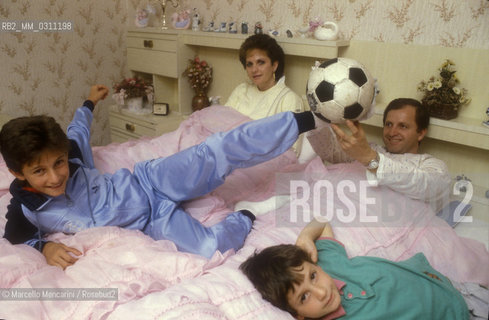 Stuttgart, 1990. Baby soccer Player Fabio Alderucci, bought by Italian soccer team Juventus, with his family / Stoccarda, 1990. Il baby calciatore Fabio Alderucci, comprato dalla Juventus, con la sua famiglia - ©Marcello Mencarini/Rosebud2