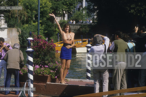Venice Lido, Venice Film Festival 1988. Arrival of fashion model Carol Alt, starring of the movie Treno di panna (The Cream Train) written and directed by Andrea De Carlo and presented in the Nuovi Orizzonti section / Lido di Venezia, Mostra del Cinema di Venezia 1988. Arrivo della modella Carol Alt, protagonista del film Treno di panna, scritto e diretto da Andrea De Carlo e presentato nella sezione Nuovi Orizzonti - ©Marcello Mencarini/Rosebud2