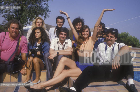 Venice Lido, Venice Film Festival 1988. Fashion model Carol Alt poses with some photographers. She is starring in the movie Treno di panna (The Cream Train) written and directed by Andrea De Carlo and presented in the Nuovi Orizzonti section / Lido di Venezia, Mostra del Cinema di Venezia 1988. La modella Carol Alt posa con alcuni fotografi. E la protagonista del film Treno di panna, scritto e diretto da Andrea De Carlo e presentato nella sezione Nuovi Orizzonti - ©Marcello Mencarini/Rosebud2