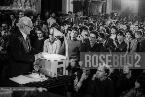 Physicist Edoardo Amaldi during a lesson. He was a member of the Via Panisperna boys, a group of young scientists led by Enrico Fermi in the 1930s / Il fisico Edoardo Amaldi durante una lezione. Fu membro dei ragazzi di via Panisperna, un gruppo di giovani scienziati diretti da Enrico Fermi negli anni 30 del 900 - ©Marcello Mencarini/Rosebud2