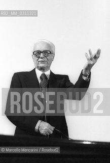 Physicist Edoardo Amaldi during a lesson. He was a member of the Via Panisperna boys, a group of young scientists led by Enrico Fermi in the 1930s / Il fisico Edoardo Amaldi durante una lezione. Fu membro dei ragazzi di via Panisperna, un gruppo di giovani scienziati diretti da Enrico Fermi negli anni 30 del 900 - ©Marcello Mencarini/Rosebud2