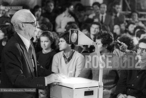 Physicist Edoardo Amaldi during a lesson. He was a member of the Via Panisperna boys, a group of young scientists led by Enrico Fermi in the 1930s / Il fisico Edoardo Amaldi durante una lezione. Fu membro dei ragazzi di via Panisperna, un gruppo di giovani scienziati diretti da Enrico Fermi negli anni 30 del 900 - ©Marcello Mencarini/Rosebud2