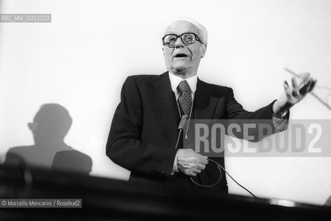 Physicist Edoardo Amaldi during a lesson. He was a member of the Via Panisperna boys, a group of young scientists led by Enrico Fermi in the 1930s / Il fisico Edoardo Amaldi durante una lezione. Fu membro dei ragazzi di via Panisperna, un gruppo di giovani scienziati diretti da Enrico Fermi negli anni 30 del 900 - ©Marcello Mencarini/Rosebud2