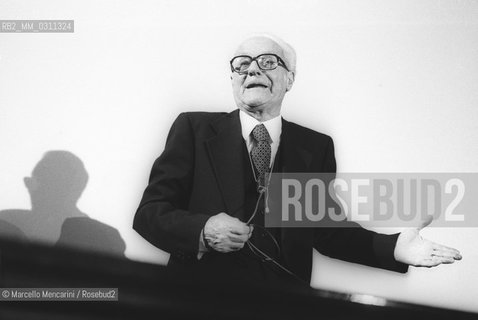 Physicist Edoardo Amaldi during a lesson. He was a member of the Via Panisperna boys, a group of young scientists led by Enrico Fermi in the 1930s / Il fisico Edoardo Amaldi durante una lezione. Fu membro dei ragazzi di via Panisperna, un gruppo di giovani scienziati diretti da Enrico Fermi negli anni 30 del 900 - ©Marcello Mencarini/Rosebud2