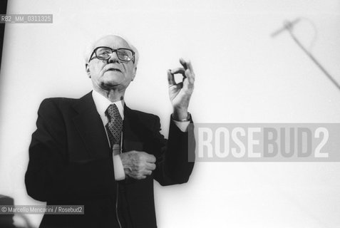 Physicist Edoardo Amaldi during a lesson. He was a member of the Via Panisperna boys, a group of young scientists led by Enrico Fermi in the 1930s / Il fisico Edoardo Amaldi durante una lezione. Fu membro dei ragazzi di via Panisperna, un gruppo di giovani scienziati diretti da Enrico Fermi negli anni 30 del 900 - ©Marcello Mencarini/Rosebud2