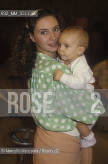 Barcelona (Sapin), 1986. Spanish actress Laura del Sol and her son Ymanol Perset on the set of the movie El amor brujo directed by her father in law Carlos Saura /  Barcellona (Spagna), 1986. Latrice Laura del Sol e suo figlio Ymanol Perset sul set del film El amor brujo diretto da suo suocero Carlos Saura - ©Marcello Mencarini/Rosebud2