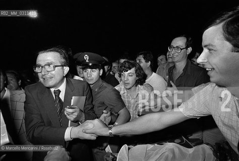 Italian politician leader of Christian Democracy Party Giulio Andreotti among the crowd (1979) / Il politico democristiano Giulio Andreotti tra la folla - ©Marcello Mencarini/Rosebud2