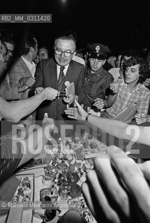 Italian politician leader of Christian Democracy Party Giulio Andreotti among the crowd (1979) / Il politico democristiano Giulio Andreotti tra la folla - ©Marcello Mencarini/Rosebud2
